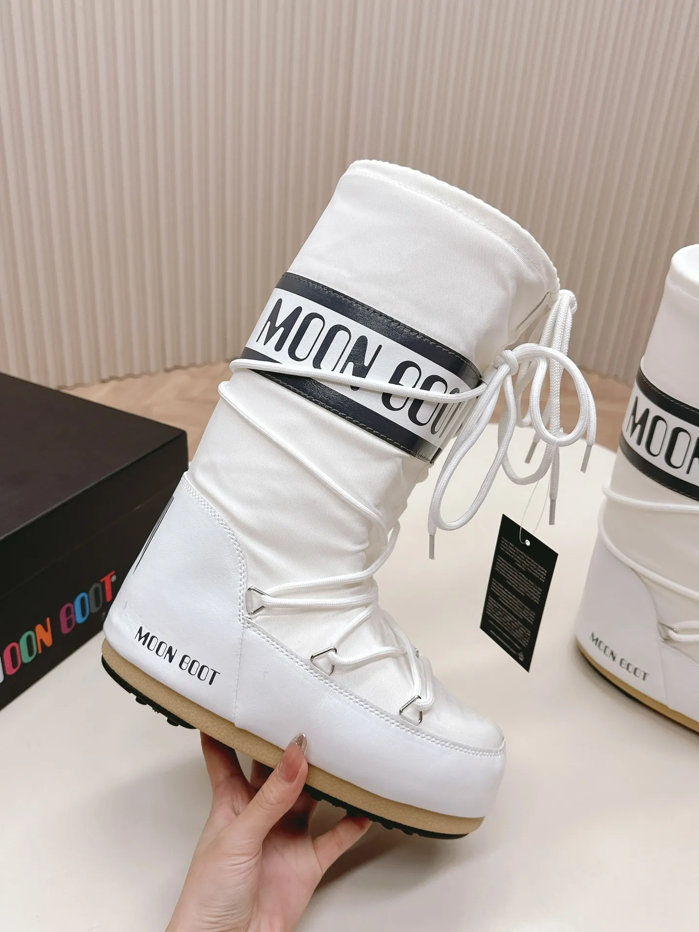 Men's men's shoes pP620! Fabric high boots Moon Boot 24ss The latest snow boots series for autumn and winter... Ugly snow short boots Forget UGG, fashionable people are wearing Moon Boot snow boots. If you find it difficult to accept the revival of UGG, now there is a more alternative snow boot that is back. It is 4 cm taller, that is the Moon Boot. It was already very popular in the millennium. Paris Hilton, Victoria Beckham and other celebrities often wore it, and now the Y2K trend is popular again. The same QQ show outfit worn by young children. The ugly snow boots that have been shown by thousands of people have become popular again. They are not distinguished between men and women. They look slim and warm and easy to wear. Fabric: 70% cotton and 30% plastic. Lining: 100% silk cotton liner. Feet: 100% silk cotton liner. Outsole: thermoplastic rubber. Bottom thickness: 4cm. Size: #35-41 (41 customization is not returnable).